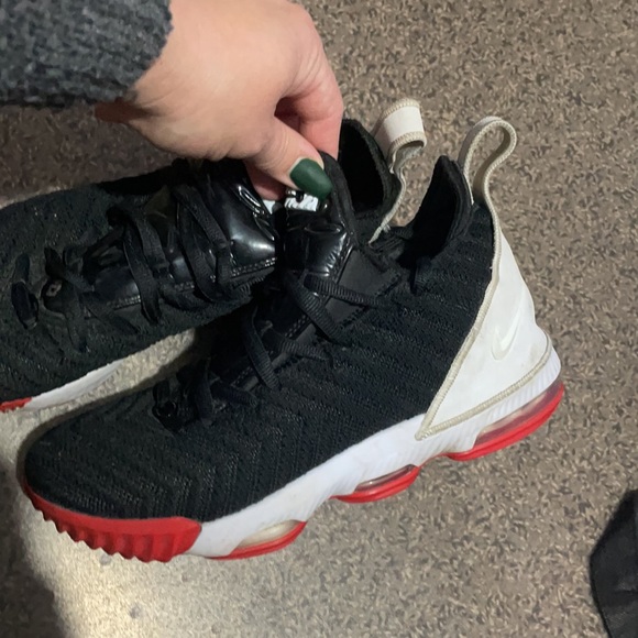 Lebrone shoes size 6y son wore literally 3 times - Picture 3 of 4